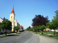 Doloplazy-náves s kostelem sv.Cyrila a Metoděje-Foto:Ulrych Mir.