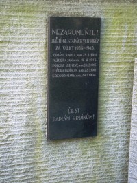 Doloplazy-pomník obětem II.světové války návsi u obchodu-Foto:Ulrych Mir.