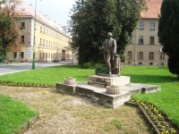 Jaroměř-Josefov-pevnost-Riegrovo nám. se sochou císaře Josefa II.-Foto:Ulrych Mir.