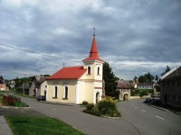 Svésedlice-náves s kaplí sv.Františka  z Assisi a sv.Tomáše z r.1898 s křížem  z r.1855-Foto:Ulrych Mir.