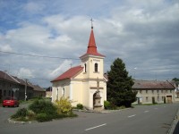 Svésedlice-náves s kaplí sv.Františka  z Assisi a sv.Tomáše z r.1898 s křížem  z r.1855-Foto:Ulrych Mir.