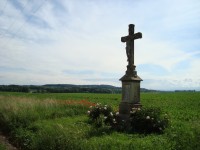 Svésedlice-kříž z r.1896 za obcí ve směru na Doloplazy-Foto:Ulrych Mir.