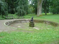 Žamberk-zámecký park s kruhovým bazénem se soškou-Foto:Ulrych Mir.