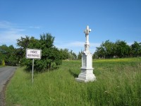 Hostkovice-kříž z r. 1926 na místě dřevěného kříže u silnice do Čechovic-Foto:Ulrych Mir.