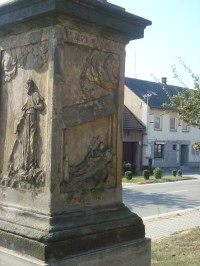 Rokytnice-morový sloup se sochou sv. Františka Xaverského z r. 1715-detail-Foto:Ulrych Mir.