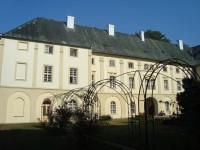 Rokytnice-zámek-nádvoří-severní křídlo-Foto:Ulrych Mir.