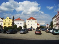 Nové Město nad Metují-sloup Nejsvětější Trojice z r.1767 a Spolkový dům na Husově náměstí-Foto:Ulrych Mir.
