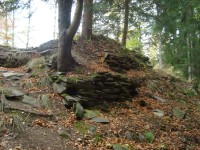 Freudenštejn-hradní zřícenina-zbytky zdiva-Foto:Ulrych Mir.