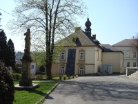 Budišov nad Budišovkou-Halaškovo náměstí se sochou P.Marie a barokní radnice ze 17.stol.-Foto:Ulrych Mir.