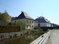 Budišov nad Budišovkou-Městské muzeum břidlice-bývalý vodní mlýn a kamenný most z r.1773 se sochou sv.Jana Nepomuckého z r. 1725-Foto:Ulrych Mir.