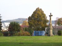 Velký Týnec-kříž u kostela v místě bývalého hřbitova zrušeného v r. 1903-Foto:Ulrych Mir.