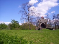 Velký Týnec-Hradisko (299 m)-dřevěný kříž a kamenná mohyla-památník osvobození z r. 1921-Foto:Ulrych Mir.