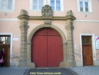 Velký Týnec-zámek z r. 1780-hlavní průčelí-vstupní portál-Foto:Ulrych Mir.