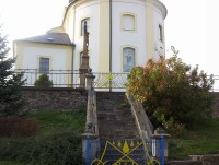 Velký Týnec-schodiště k farnímu kostel Nanebevzetí Panny Marie a kříž u kostela-Foto:Ulrych Mir.