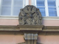 Velký Týnec-zámek z r. 1780-hlavní průčelí-erb nad vstupním portálem-Foto:Ulrych Mir.