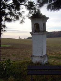 Bouzov-Podolí-boží muka a hrad Bouzov ze silnice od hřbitova k Podolí-Foto:Ulrych Mir.