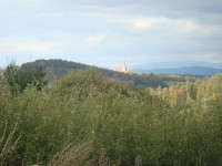 Bouzov-Blažov-ovocné sady nad Blažovem a pohled na hrad Bouzov a panorama Hrubého Jeseníku-Foto:Ulrych Mir.