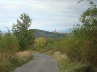 Bouzov-Blažov-silnice z Kadeřína a  hrad Bouzov s Hrubým Jeseníkem-Foto:Ulrych Mir.