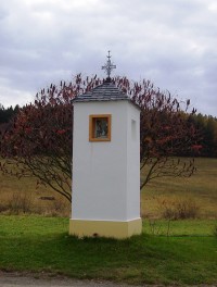 Bouzov-Hvozdečko-Boží muka před bývalou školou-Foto:Ulrych Mir.