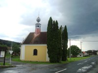 Bouzov-Hvozdečko-kaple z r. 1836 s kamenným křížem z r.1826-Foto:Ulrych Mir.