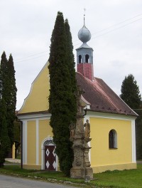 Bouzov-Hvozdečko-kaple z r. 1836 s kamenným křížem-Foto:Ulrych Mir.