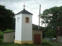 Bouzov-Hvozdečko-Boží muka před bývalou školou-Foto:Ulrych Mir.