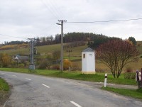 Bouzov-Hvozdečko-Boží muka před bývalou školou-Foto:Ulrych Mir.