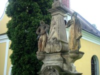 Bouzov-Hvozdečko-kamenný kříž z r.1826 před kaplí z r. 1836-detail-Foto:Ulrych Mir.