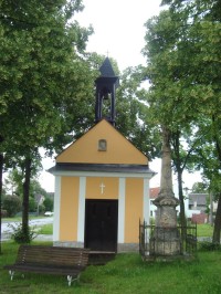 Bouzov-Kovářov-kaple s kamenným křížem na návsi-Fot:Ulrych Mir.