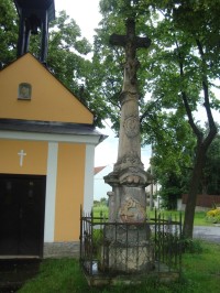 Bouzov-Kovářov-kaple s kamenným křížem na návsi-Fot:Ulrych Mir.