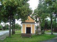 Bouzov-Kovářov-kaple s křížem na návsi-Foto:Ulrych Mir.