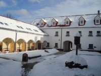 Bouzov-Kozov-zámeček-hotel Valáškův grunt z r.1836-nádvoří-Foto:Ulrych Mir.