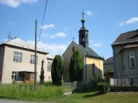 Bouzov-Kozov-kaple z r.1884 s křížem a škola-Foto:Ulrych Mir.