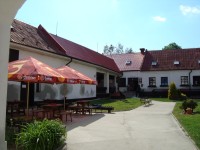 Bouzov-Kozov-zámeček-hotel Valáškův grunt z r.1836-nádvoří-Foto:Ulrych Mir.