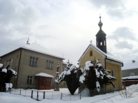 Bouzov-Kozov-kaple z r.1884 s křížem a škola-Foto:Ulrych Mir.