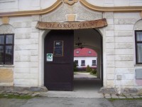 Bouzov-Kozov-zámeček-hotel Valáškův grunt z r.1836-vstupní brána-Foto:Ulrych Mir.
