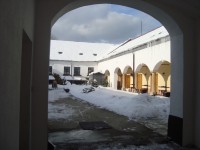 Bouzov-Kozov-zámeček-hotel Valáškův grunt z r.1836-nádvoří bránou-Foto:Ulrych Mir.