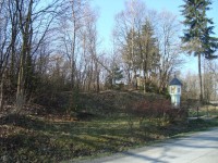 Velká Střelná-pomník na zaniklou obec před zbytky kostela sv.Trojice-Foto:Ulrych Mir.