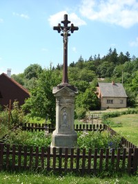 Bouzov-kříž z r.1881 u silnice na Podolí-Foto:Ulrych Mir.