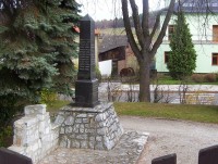Bouzov-památník obětem světových válek v parku před radnicí-Foto:Ulrych Mir.
