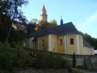 Bouzov-kostel sv.Gotharda s hradem a ohradní zdí-Foto:Ulrych Mir.