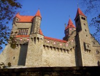 Bouzov-hrad z okružní pěšinky kolem hradeb-Foto:Ulrych Mir.