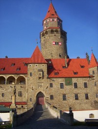 Bouzov-hrad-most, hláska a socha sv.Jana Nepomuckého-Foto:Ulrych Mir. 
