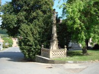 Bouzov-kamenný kříž na náměstí-Foto:Ulrych Mir.
