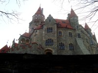 Bouzov-hrad z okružní pěšinky kolem hradeb-Foto:Ulrych Mir.