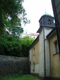 Bouzov-farní kostel sv.Gotharda s ohradní zdí-Foto:Ulrych Mir.