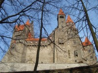 Bouzov-hrad z okružní pěšinky kolem hradeb-Foto:Ulrych Mir. 