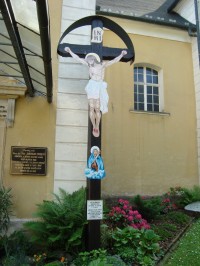 Bouzov-kříž před farním kostelem-Foto:Ulrych Mir.
