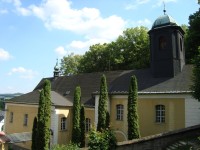Bouzov-farní kostel sv.Gotharda s ohradní zdí-Foto:Ulrych Mir.