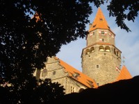 Bouzov-hrad z okružní pěšinky kolem hradeb-Foto:Ulrych Mir. 
